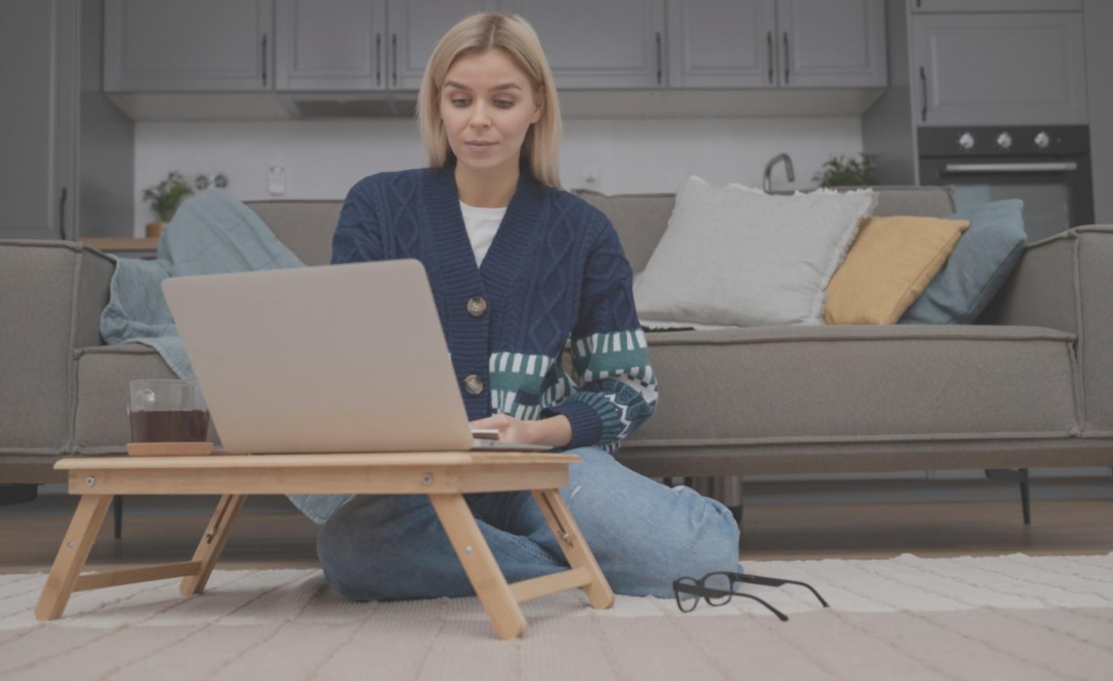 Análisis financiero detallado con gráficos y modelos en pantalla