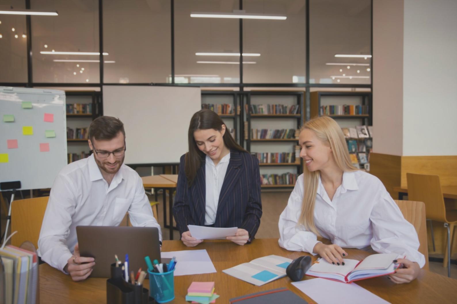 Equipo de rolavienex trabajando en análisis financiero en oficinas de Madrid